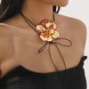 12277 Collar con Colgante de Flor Plisada Tridimensional con Borde Negro de Goteo de Aceite Exagerado Europeo y Americano Diseño Retro ZA Collar Apilado