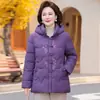 Nuevo abrigo de algodón con relleno de plumón de invierno para madres, con forro de polar añadido y grosor extra, un estilo holgado adecuado para mujeres de mediana edad y mayores, y un nuevo diseño de estilo chino