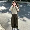 Conjunto de Calça com Barra Curva e Manga Longa para Meninas 2026 Novo Estilo Primavera-Outono Cardigã Blusa de Base com Capuz Fita Calça Cargo de Perna Larga