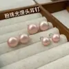 Pendientes de botón redondos planos de perla nacarada rosa 2026 Nuevo estilo de invierno Pendientes versátiles, delicados y sencillos para mujer