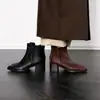 Botas Chelsea Vintage de Couro Trançado Estilo Britânico Bico Quadrado Simples Salto Alto Botas de Cano Curto Femininas Elegantes Salto Grosso Botas Forradas com Lã