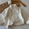 Camisa infantil 2024 primavera nova camisa de veludo cotelê de manga comprida para meninos cardigã de lapela cor sólida para meninos