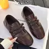Sapatos Confortáveis de Pele de Ovelha com Solado Macio para Mulheres, Tênis Estilo Ballet com Velcro, Tendência em 2026, Adequados para Combinar com Saias