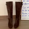 Botas altas retro de suela plana en color café, botas largas para mujer, nuevo estilo de verano 2026, adecuadas para combinar con faldas, botas de estilo coreano con suela blanda