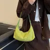 Bolso de axila con tachuelas de nicho transfronterizo, bolso de mano de cuero suave vintage para mujer, nuevo modelo 2026, bolso de hombro y cruzado de alta gama