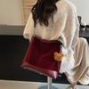 Otoño e Invierno Superficie de Gamuza 2025 Nuevo Bolso de Mujer Estilo Popular Caliente Bolso Cruzado Versátil Bolso de Cubo de Hombro Axila a la Moda