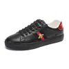 Sapatos Casuais Masculinos Outono Novo Estilo Estação Europeia Marca Tendência Sapatos Masculinos Versátil Para o Trabalho Solado Macio Abelhinha Couro Genuíno Sapatos de Lona Masculino