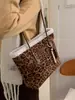 Bolso de Axila de Alta Gama Retro para Mujer Invierno 2025 Nuevo Bolso Tote de Gamuza Gran Capacidad Bolso de Hombro Único de Felpa