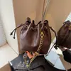 Bolso tipo cubo retro estilo coreano para mujer, nueva colección otoño/invierno 2026, bolso cruzado de moda, bolso de hombro con cadena chic y simple