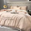 Juego de ropa de cama de cuatro piezas de seda helada lavada de alta gama con bordado, tacto lujoso, funda de edredón de verano, sábana bajera, juego de tres piezas para cama individual