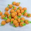 Colgantes hechos a mano terminados: caqui, cacahuete, manzana, fresa, melocotón, pera, llaveros, girasoles de hilo, productos tejidos al por mayor