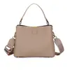 Bolsa feminina de couro bovino de primeira camada, bolsa de ombro, design de nicho de alta qualidade para meninas, bolsa mensageiro, bolsa de mão feminina de grande capacidade, atacado