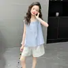 Conjunto de verão estilo coreano para meninas 2026 novo modelo para crianças maiores, camisa estilo boneca sem mangas estilosa e conjunto de duas peças de moda com shorts para o verão