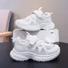 Sapatos Brancos Tênis Esportivos Infantis Meninas Menininhas Tênis de Corrida 2026 Primavera e Outono Malha Simples Sapatos de Malha Campus Tênis de Pai