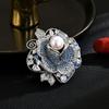 Nuevo Elegante Broche de Rosa Azul Estilo Coreano Diamantes Incrustados Perla Corsage Pin para Ropa Accesorios Fábrica Directa Aprobación
