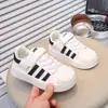 Zapatos Blancos para Niños 2026 Primavera Nuevo Estilo Zapatos Casuales de Tabla con Puntera de Concha para Niñas Suela Suave Zapatos Deportivos para Niños Versátiles