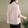 Foto real de camisa feminina de manga longa em gaze de algodão de camada dupla em cor sólida com retalhos estilo retrô, outono de 2026.