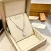 Nuevo producto transfronterizo: Cadena de clavícula elegante y versátil de lujo ligero con incrustaciones de microdiamantes, collar de acero de titanio, accesorio de joyería que no se decolora