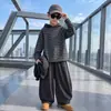 Roupa infantil para meninos, conjunto de outono 2026 novo estilo, conjunto de três peças moderno e legal para meninos mais velhos na primavera e no outono