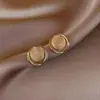 Brincos Geométricos Novos Outono/Inverno 2026 para Mulheres Luxo Leve Nicho High-End Versátil Clássico Brincos de Tarraxa Acessórios de Orelha