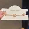 Pulsera Flor de Madreperla con Circonita Galvanizada en Oro Real de 18K Estilo Europeo y Americano Pulsera de Diseño Personalizado Joyería de Lujo Ligero de Alta Gama