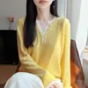 Suéter de punto de lana pura estilo coreano, cuello en V, bloques de color, falso dos piezas, para mujer, top rosa elegante ajustado, camisa base cálida, moderno