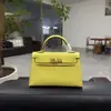 Mini bolso Kelly cosido a mano con hilo encerado de patrón de lagarto, forro de piel de vacuno de plena flor, detalles tachonados a mano de piel de oveja y herrajes de acero completo
