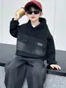 2441 Conjunto de Ropa de Invierno para Niños 2026 Nuevo Fresco Atractivo Sudadera Gruesa con Felpa Jeans para Bebé Conjunto de Dos Piezas de Invierno Moderno