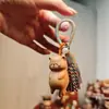 Diseño Nuevo Original Madera de Haya Tallada Gato de la Suerte Colgante para Bolso Llavero con Borla DIY Colgante Decorativo de Dibujos Animados
