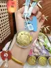 Regalos del Festival del Medio Otoño para Clientes: Pasteles de Luna, Bolsas de la Suerte, Dijes Dorados para Teléfono, Llaveros, Cadenas para Teléfono, Dijes para Bolsos