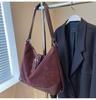Outono e Inverno Novo Estilo Veludo Bolsa Feminina Moderna Cool Cinto de Motocicleta Bolsa de Axila Moda Ombro Único Transversal Mochila