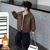 Jaqueta de Couro Forrada com Fleece para Meninos Outono/Inverno 2026 Novo Estilo Jaqueta de Couro Espessa de Inverno para Crianças Estilosa