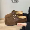 Mules slip-on estilo Birkenstock de couro legítimo com sola grossa para mulheres, apresentando design sem salto, perfeitas para uso casual, e com bico fechado, estilo meio chinelo