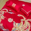 Juego de boda de tela cepillada hipoalergénica en rojo brillante, funda de edredón con bordado pesado de estilo chino exquisito, juego de ropa de cama de cuatro piezas para recién casados