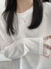 Camiseta de manga larga blanca con cuello redondo y costuras de encaje sueltas de algodón de copo de nieve para otoño e invierno, camisa ajustada con borde cruzado