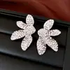 Pendientes de botón con forma de flor de diamante incrustado de aguja de plata Pendientes de lujo ligero de alta gama de moda Pendientes con sentido de diseño de nicho personalizado Accesorios de pendientes versátiles