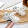Zapatos de Patinaje Nuevos para Niños Primavera y Otoño Niños y Niñas Suela Suave Antideslizantes Punta Reforzada Estrella Zapatos Blancos Zapatos para Caminar de Bebé
