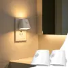 Produto mais vendido internacionalmente: Luminária noturna com controle de luz padrão EUA para quartos, mesas de cabeceira e corredores; liga automaticamente quando escurece, com tecnologia LED de detecção de luz