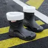 Botas de Chuva Novas de Cano Médio Transfronteiriças para Mulheres, Sapatos de Borracha para Uso Externo, Botas de Água Antiderrapantes, Sapatos Encolhíveis de Água com Solado Grosso, Botas de Chuva Curtas com Pelúcia