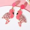 Brincos criativos de personalidade europeia e americana com bandeira de flamingo rosa, brincos de contas de arroz tecidas à mão e animais de diamante