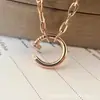 Colar Exquisitamente Trabalhado em Formato de Unha Grossa, Estilo Celebridade, Popular entre Muitas Celebridades da Internet, Moderno e Único com um Design de Unha Distintivo