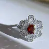 Versa Nuevo Llegado Lujo Ligero Micro Incrustado Color Rojo Granate Brillante Anillo Tesoro Anillo de Luna Creciente de Cristal Morado para Mujer