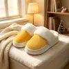 Las pantuflas gruesas de felpa para el hogar son cálidas, cómodas y antideslizantes, perfectas para usar en interiores, suaves como una nube y súper cómodas al pisar.