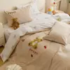 Rosa Niebla Elefantito Juego de Cuatro Piezas 100% Algodón Cepillado, Funda Nórdica Bordada con Toalla de Algodón Puro, Sábana Plana, Sábana Ajustable, Ropa de Cama Estilo Fresco