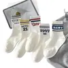 Nuevos calcetines de longitud media con estampado de letras, calcetines de algodón modernos estilo coreano, absorbentes del sudor y resistentes al olor, adecuados para deportes y uso diario, calcetines de algodón a rayas, colección primavera/verano