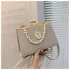 Comercio Exterior al por Mayor Bolsos para Mujer, Nuevos Modelos Populares de Este Año, Bolsos Cuadrados Pequeños de Perlas de Moda Transfronterizos Europeos y Americanos, Bolsos de Mano Cruzados