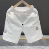 Pantalones Cortos Europeos para Hombre Verano 2025 Transpirables Finos Moda Bordados Versátiles Simples Casuales para Hombre de Seda de Hielo a la Rodilla