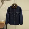 Colección de otoño: Elegante y versátil sobrecamisa de mezclilla para hombre de manga larga con cuello de contraste, con un diseño retro americano