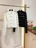 Blusa de tricô feminina de outono com botões metálicos, listras tridimensionais vazadas, de abotoamento simples, acinturada, modeladora, versátil, estilo curto