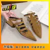 Sandalias de cuero suave estilo europeo y americano con remaches metálicos, punta fina, huecas, tacón de bloque grueso, elegantes, cómodas, punta cerrada, nuevo modelo 2026